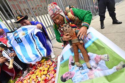 El muñeco "anti Messi", uno de los rituales