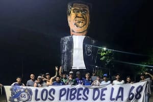 La quema de muñecos de La Plata incluyó esta vez a Chiqui Tapia, que fue representado con valijas