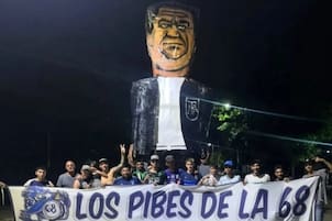 La quema de muñecos de La Plata incluyó esta vez a Chiqui Tapia, que fue representado con valijas