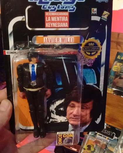 El muñeco de Javier Milei, despeinado, llega para desenmascarar "la mentira keynesiana".