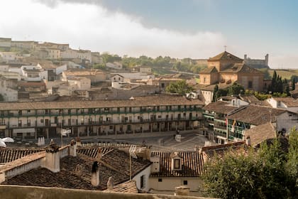 El municipio de Chinchón, al sur de la ciudad, resguarda el legado histórico vinculado a la nobleza y conserva varios castillos y casas nobles.