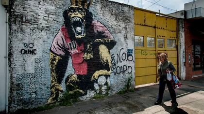 El mural callejero no es casual: un mono coronado y con la pelota bajo control