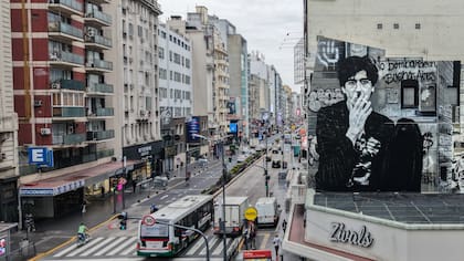 El mural con la avenida Corrientes como fondo