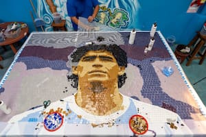 El mural con la cara de Maradona que decora La Boca, hecho puramente de venecitas