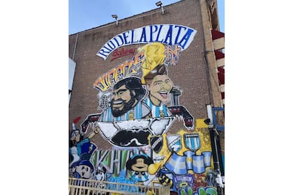 El mural cuenta con figuras emblemáticas de Argentina como Diego Maradona, Lionel Messi y Mafalda