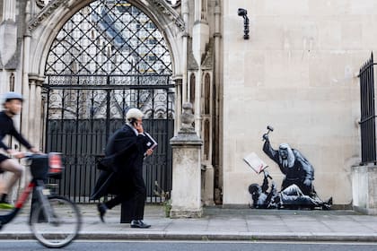 El mural de Bansky había aparecido en Londres el lunes; el artista se adjudicó la autoría en un posteo de Instagram