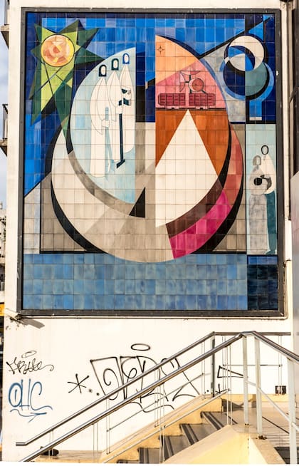 El mural de Cartasso: tres figuras que sostienen una escuadra, un compás y un libro sagrado (la Biblia o la Constitución); el Sol y Luna (el conocimiento y las tinieblas); los círculos y los triángulos.