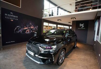 El mural de DS Techeetah, bicampeón mundial en la Fórmula E, se exhibe
junto al exitoso C-SUV DS 7 Crossback.