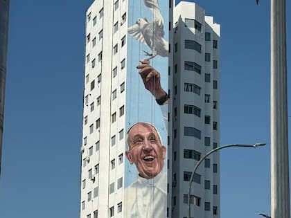 El mural de Francisco domina la esquina de 14 y 54, y se proyecta hacia la Plaza Moreno