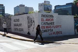 Por qué un mural sobre Alexei Navalny causó polémica y confrontación en una esquina de San Telmo