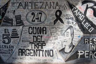 El mural de la calle contiene algunas imágenes representativas de la historia del trap argentino