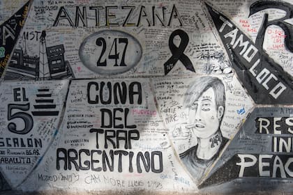 El mural de la calle contiene algunas imágenes representativas de la historia del trap argentino