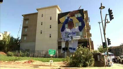 El mural de seis pisos en Boyle Heights rinde homenaje al fallecido lanzador de los Dodgers, quien inspiró la "Fernandomanía" desde 1981