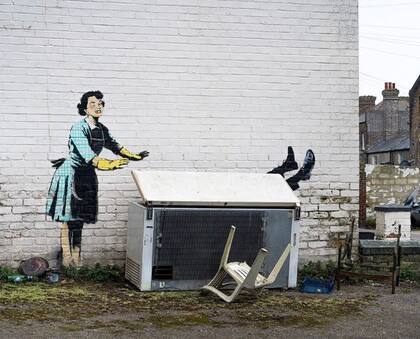 El mural del artista callejero anónimo Banksy que se conoció este Día de los Enamorados (Fuente: @Supersoro)