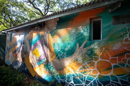 El mural del artista chileno Patricio Albornoz en el Ecoparque porteño