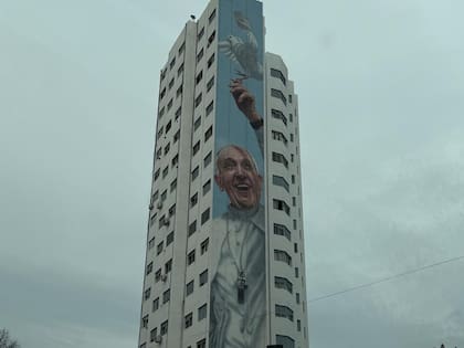 El mural del Papa Francisco se ve desde los ascensores de la Catedral Inmaculada Concepción.
