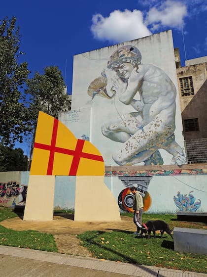 El mural ‘El cuento de los Loros’ fue realizado por Martín Ron, con la colaboración de Jiant y Guiviro, en agosto de 2013. Mide 412 m2 y es uno de los más grandes de Buenos Aires. Holmberg y Rivera.