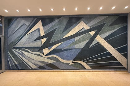 El mural Empuje, realizado por Petorutti en 1962 acaba de ser restaurado, y se puede visitar en la Casa de Gobierno de Chaco