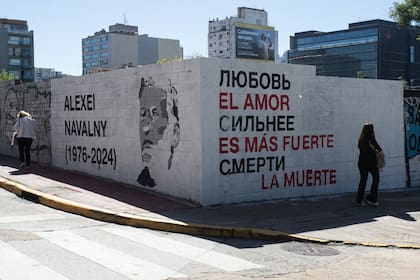 El mural en homenaje a Alexei Navalny, frente al Parque Lezama, en la esquina de Brasil y Balcarce