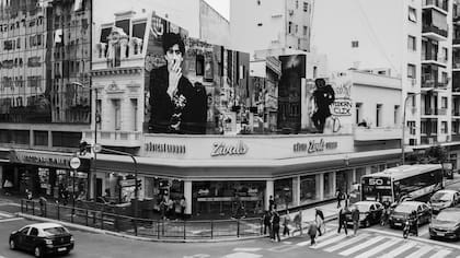 El mural en honor a Charly García sorprende en Corrientes y Callao