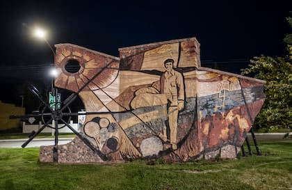 El mural en Luis Piedra Buena, obra de Angela Correa y Patricio Figueroa.