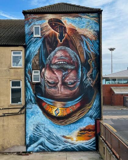 El mural está de cabeza y tiene como fin captar la atención de los habitantes y enseñar que existen diferentes puntos de vista en el arte y en la vida misma