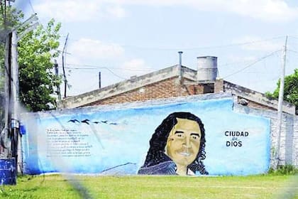 El mural evocativo en Rosario con el rostro del &quot;Pájaro&quot; Cantero.