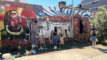 El mural fue creado gracias al patrocinio de sponsors ingleses