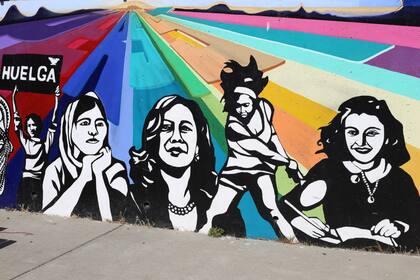 El mural la recuerda junto a otras grandes mujeres en el ingreso de su escuela primaria a solo unos minutos de Oakland