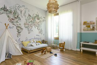 El mural (Mentha Wallpapers) responde al cariño de los chicos por los animales. Cama ‘Timo’ y lámpara de techo (todo de Lolo & Co).