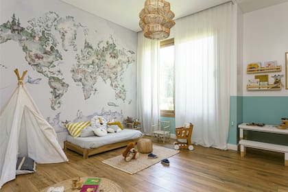 El mural (Mentha Wallpapers) responde al cariño de los chicos por los animales. Cama ‘Timo’ y lámpara de techo (todo de Lolo & Co).