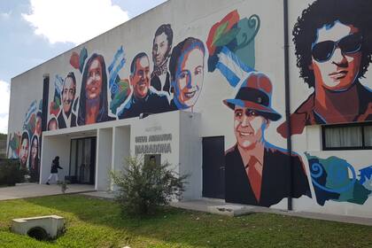 El mural pintado por el gobierno de Kicillof en la Facultad de Periodismo de La Plata