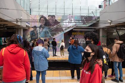 El mural, pintado por la artista Josefina Di Nucci, se encuentra en la estación Constitución de la línea C de subte