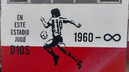 El mural que recuerda el estadio donde jugó Maradona un amistoso en 1979 con Argentinos