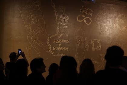 El mural realizado por Manuel Brandazza con barro de Rosario