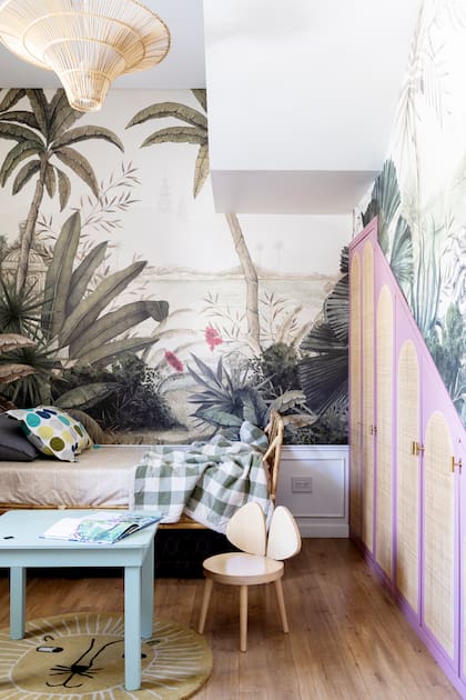 El mural remite a los Esteros del Iberá y es una obra de Mercedes Costal. La cama es de mimbre (Apatheia)