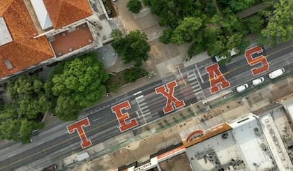 El mural “TEXAS” ubicado sobre Guadalupe Street