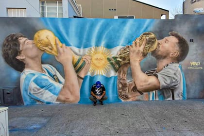 El muralista Victor Marley, que es uno de los principales retratistas de Maradona, recibió un pedido para pintar un mural en el paredón del frente de una casa particular