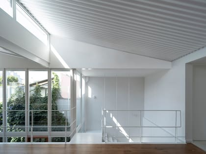 El muro cortina se estructuró con ventanas de aluminio.