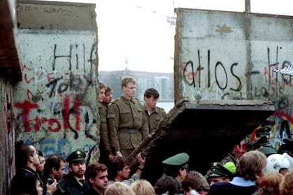 El Muro de Berlín cayó el 9 de noviembre de 1989; con él empezó a colapsar el comunismo en Europa y cambió el mapa político mundial.