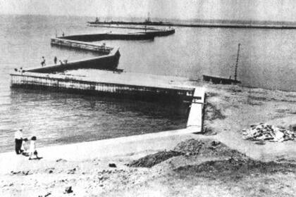 El muro de contención de hormigón armado para crear la Ciudad Deportiva se introducía en el río unos 2200 metros de la costa