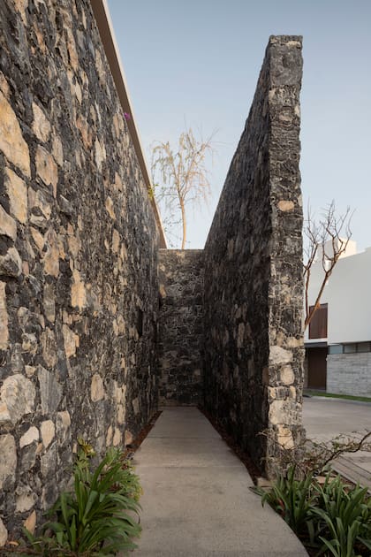 El muro de granito fue uno de los grandes desafíos del proyecto: por su peso y dureza, su construcción acompañó la obra de principio a fin.