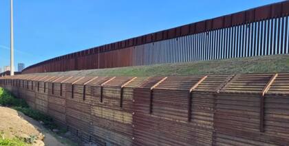 El muro de la frontera entre Estados Unidos y México tiene tramos de varias vallas y otros que están incompletos