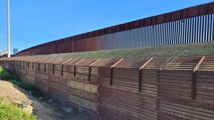 El muro de la frontera entre Estados Unidos y México tiene tramos de varias vallas y otros que están incompletos