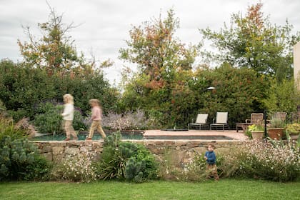 El muro de piedra es también una protección para los más chicos, ya que desde el jardín no pueden acceder a la pileta.