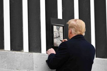 El muro de Trump no seguirá creciendo.