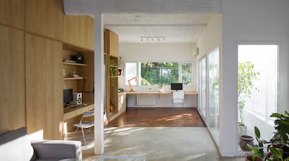 "El muro divisor se creó para dividir el área de trabajo de la de descanso. Usamos de madera para generar calidez en el ambiente", contaron las arquitectas.