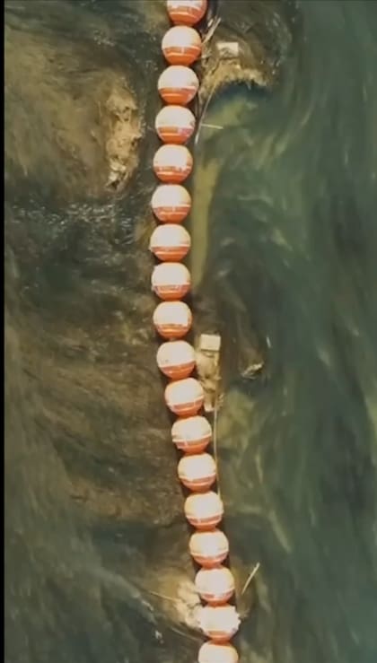 El muro flotante de la frontera busca impedir el cruce ilegal de migrantes de México a EE.UU. (X/@USEmbassyMEX)