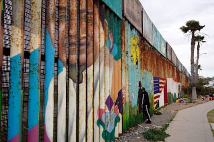 El muro fronterizo mide 9 metros de altura