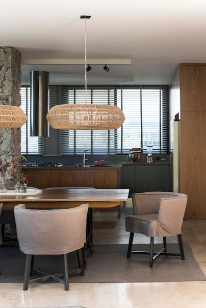 El muro oculta parcialmente una cocina que, de todos modos, queda bien integrada por la elección de materiales